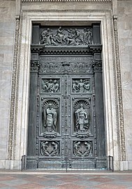 Северная дверь собора