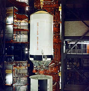 Ступень S-II в процессе подготовки к запуску корабля Аполлон-6, в здании вертикальной сборки