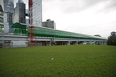 Платформа Деловой центр с полупрозрачным зелёным навесом, построенная на эстакаде