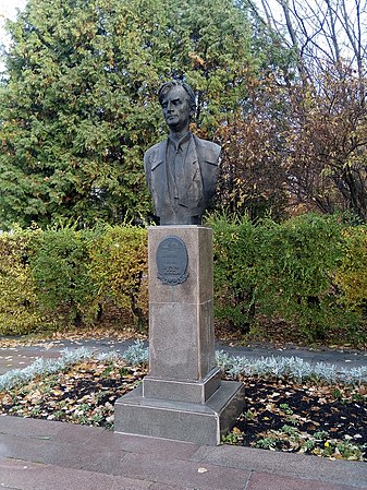 Бюст академика Жукова в городе Дзержинском.