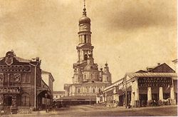 Вид на Успенский собор с Московской улицы через Николаевскую площадь и Шляпный переулок. 1860-е годы
