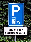 Дорожный знак парковки только для зарядки электромобилей (Нидерланды)