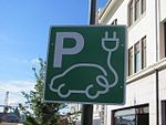 Дорожный знак парковки только для зарядки электромобилей (Исландия)