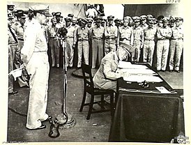 Л.Косгрейв подписывает Акт о капитуляции Японии на борту линкора «Миссури» 2 сентября 1945 года