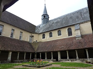 Клуатр бывшего аббатства