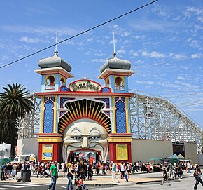 Парк развлечений Luna Park[en] Сент-Килда с 1912 года.