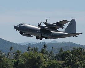MC-130P Combat Shadow взлетает с авиабазы Кадена во время проведения гуманитарной операции в Юго-Восточной Азии после цунами. Операция «Юнифайд Ассистанс». 14 января 2005