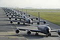 Двенадцать самолетов-заправщиков KC-135 Stratotanker готовятся к взлету на учениях «Форсфул Тайгер». 1 апреля 2015