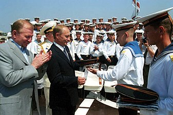 Леонид Кучма и Владимир Путин на борту крейсера «Москва», июль 2001