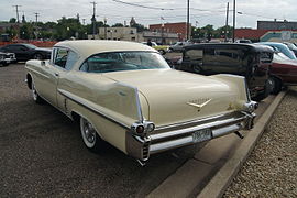 1957 Cadillac Coupe Deville с большими «килями»