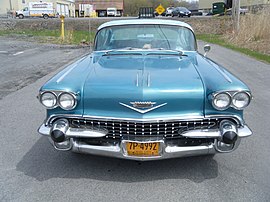 1958 Cadillac Coupe Deville со сдвоенными стрелами на капоте