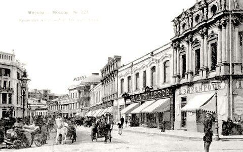 Вид со стороны Неглинной улицы, справа дом № 7/6/9, конец XIX в.