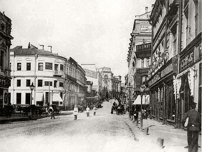 Вид здания в 1902 г. (слева)