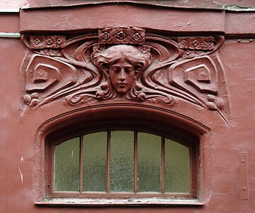 Женская головка на фасаде дома с парикмехерской «Базиль»