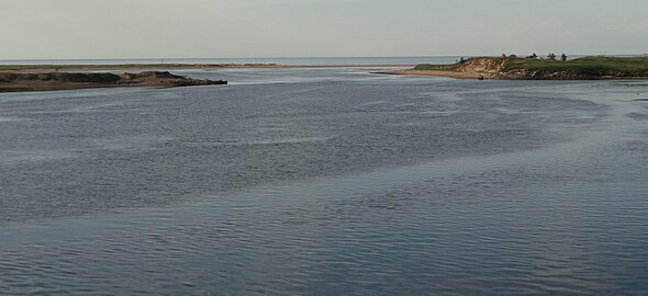 Река Солза в месте впадения в Двинскую губу Белого моря