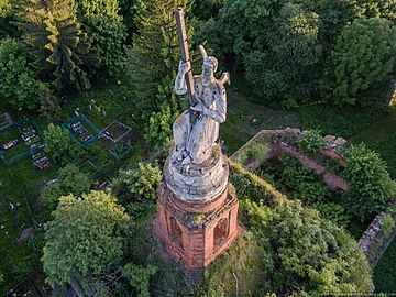 Фигура ангела на куполе храма