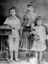 Теони Дракопулу (с куклой в руках), с сестрой Аврой и братом Аристотелисом.