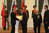 Президент РФ В. В. Путин вручает городу звание «Город воинской славы». 2008 год.