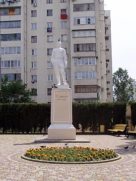Памятник на улице Горького