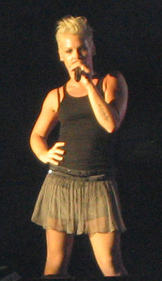 Pink выступает во время её 2006 Мирового Тура