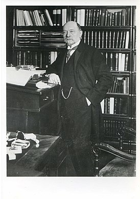 Эмиль Адольф фон Беринг в день 60-летия (15 марта 1914) в своей мастерской в Марбурге