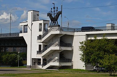 Лифт в районе Братеево внутри белой конструкции (на стороне при движении из центра)