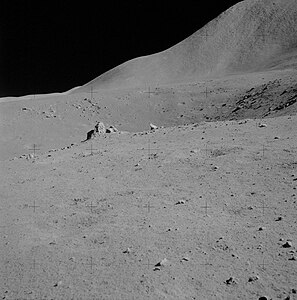 Валун у кратера Дюна. На заднем плане — северо-западный склон горы Хэдли
