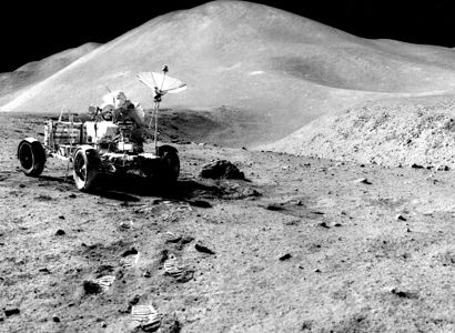 Дэвид Скотт и «Лунный Ровер» на краю борозды Хэдли. На заднем плане —  гора Хэдли Дельта