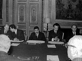 Глава МИДа Махус (в центре, справа) вместе с премьер-министром Зуэйином (в центре), Париж, 1967