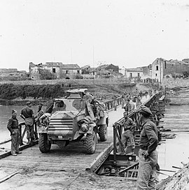 Оттер пересекает понтонный мост через реку Вольтурно в Граццанизе в октябре 1943 года.
