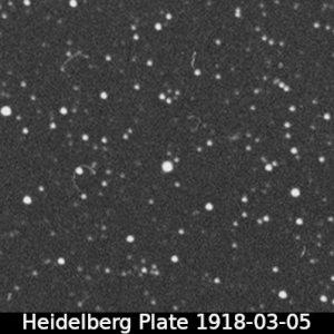Фотопластинка, полученная в Гейдельбергской обсерватории 5 марта 1918 года, показывает вспышку новой. Сравнение с той же областью неба на снимке в рамках Слоановского цифрового обзора неба, спустя более чем 80 лет