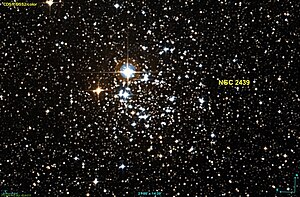 NGC 2439 с ярчайшей звездой R Кормы