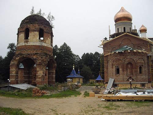 Остатки монастыря Феофилова пустынь (основан в XIV веке, в деревне Феофилова Пустынь (в период 1923-2002 Николаево) Струго-Красненского района).