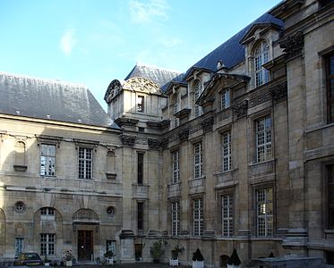 Особняк Hôtel д'Angoulême Lamoignon (1585—1589), в настоящее время здесь находится библиотека истории Парижа