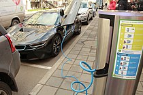 Процесс электрической зарядки автомобиля BMW i8 в Москве на уличной парковке. Оператором изображённой станции является ПАО «МОЭСК». Зарядка автомобиля на такой станции активируется с помощью специальной карты с чипом.[39]