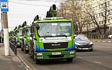 При эвакуации неправильно припаркованных автомобилей в Москве задействуются эвакуаторы «Московского паркинга», прозванные «крокодилами»[48].