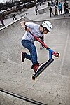 Трюки на самокате в скейт-парке