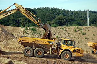 Сочленённый самосвал Volvo A25D под погрузкой. Хорошо видно шарнирное сочленение одноосного тягача с рабочим оборудованием