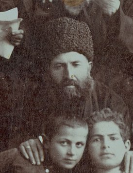 Гасан Алкадарский (сверху) на диспуте ученых Кавказа (Баку, 1907 г.)