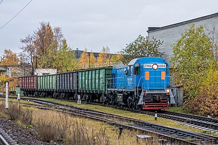 ТГМ4Б-0984 с грузовым поездом