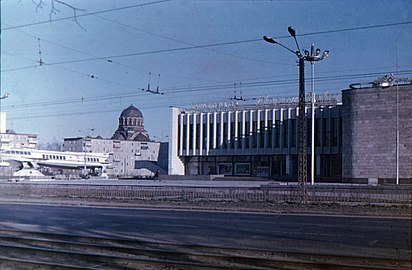 Вид на собор в советское время. На переднем плане — кинотеатр «Сормовский» (ныне ТЦ «Золотая миля») и памятник «Метеору» (перенесён на площадь Буревестника)